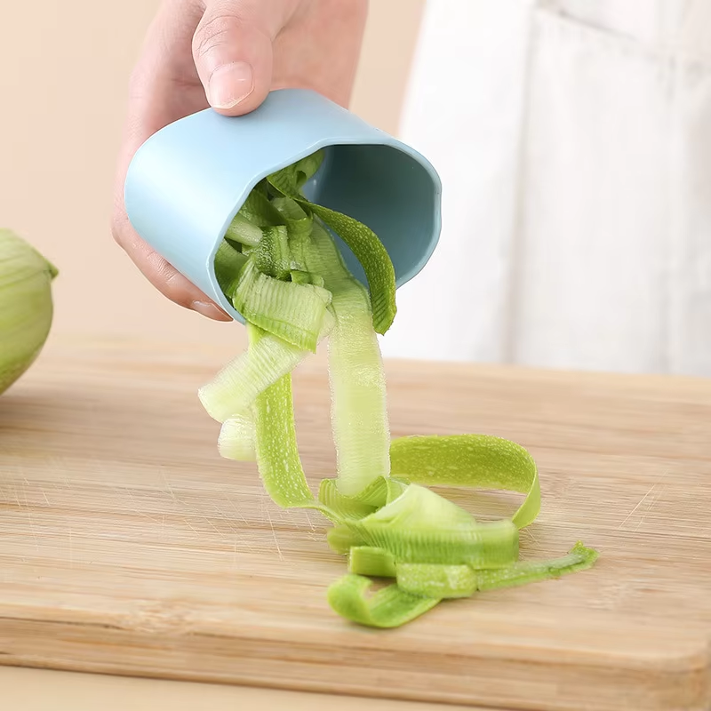 Compact Handheld Vegetable and Fruit Peeler