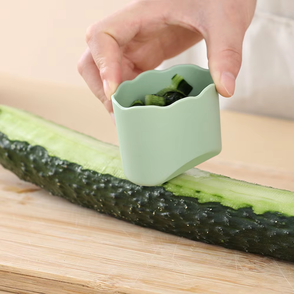 Compact Handheld Vegetable and Fruit Peeler